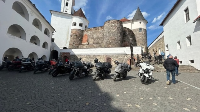 Байкери з Франції та України відвідали замок «Паланок»