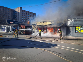 Пожежа біля ринку в Ужгороді: вогнеборці врятували сусідні магазини