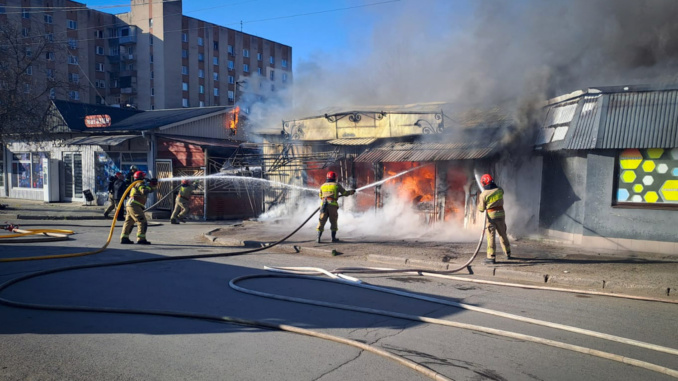 Пожежа біля ринку в Ужгороді: вогнеборці врятували сусідні магазини