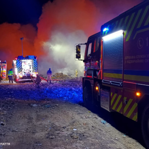 Масштабна пожежа на сміттєзвалищі у Чопі: вогонь гасили майже добу