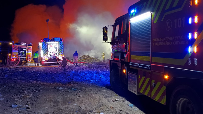 Масштабна пожежа на сміттєзвалищі у Чопі: вогонь гасили майже добу