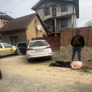 Озброєне викрадення на Закарпатті: на Берегівщині затримали чоловіка, який силоміць забрав матір із дитиною