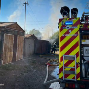 У Мукачеві спалахнув гараж: пожежу вдалося швидко ліквідувати