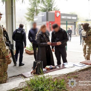 На Закарпатті правоохоронці зірвали спробу вивезення українок за кордон із метою сексуальної експлуатації. У пункті пропуску на Ужгородщині затримали 56-річну громадянку Словаччини, яка супроводжувала двох жінок — 23 та 41 року