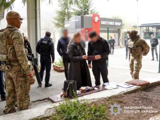 На Закарпатті правоохоронці зірвали спробу вивезення українок за кордон із метою сексуальної експлуатації. У пункті пропуску на Ужгородщині затримали 56-річну громадянку Словаччини, яка супроводжувала двох жінок — 23 та 41 року