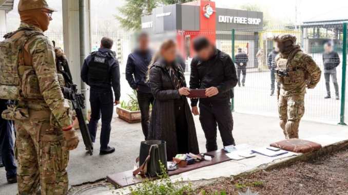 На Закарпатті правоохоронці зірвали спробу вивезення українок за кордон із метою сексуальної експлуатації. У пункті пропуску на Ужгородщині затримали 56-річну громадянку Словаччини, яка супроводжувала двох жінок — 23 та 41 року