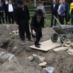 В Ужгород стартував проєкт, який вже називають історичним для всього регіону. На території Закарпатського музею народної архітектури та побуту урочисто заклали перший камінь у відновлення унікальної дерев’яної синагоги XIX століття.