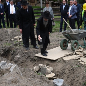В Ужгород стартував проєкт, який вже називають історичним для всього регіону. На території Закарпатського музею народної архітектури та побуту урочисто заклали перший камінь у відновлення унікальної дерев’яної синагоги XIX століття.