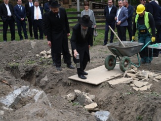 В Ужгород стартував проєкт, який вже називають історичним для всього регіону. На території Закарпатського музею народної архітектури та побуту урочисто заклали перший камінь у відновлення унікальної дерев’яної синагоги XIX століття.