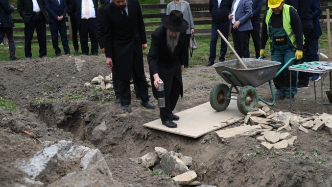 В Ужгород стартував проєкт, який вже називають історичним для всього регіону. На території Закарпатського музею народної архітектури та побуту урочисто заклали перший камінь у відновлення унікальної дерев’яної синагоги XIX століття.