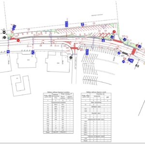 В Ужгороді з 17 квітня запроваджують оновлену схему організації дорожнього руху на вулиці Закарпатській. Зміни почнуть діяти вже з вечора та передбачають розширення можливостей для проїзду транспорту. Як повідомили у департаменті міської інфраструктури Ужгородської міської ради, на ділянці від вулиці Національної Гвардії у напрямку вулиці Собранецької облаштовують додаткову смугу руху. Це рішення має покращити пропускну здатність дороги та зменшити затори у цьому районі. Очікується, що нововведення дозволить оптимізувати транспортні потоки, особливо у години пік, коли навантаження на цю ділянку є найбільшим. Водночас водіїв закликають бути особливо уважними у перші дні після змін. На вулиці вже встановлюють нові дорожні знаки, зокрема ті, що регулюють паркування та напрямки руху. У міськраді наголошують на необхідності: уважно стежити за оновленими дорожніми знаками; не залишати автомобілі у місцях, де це заборонено; дотримуватися правил дорожнього руху, особливо на перехрестях. У департаменті також просять із розумінням поставитися до тимчасових незручностей, пов’язаних із впровадженням нової схеми. Міська влада сподівається, що такі зміни позитивно вплинуть на транспортну ситуацію в Ужгороді та зроблять пересування містом більш комфортним і безпечним.