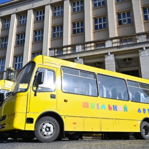 На Закарпатті освітні заклади отримали нові інклюзивні шкільні автобуси
