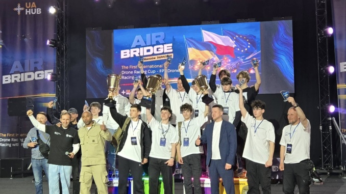 13-річний ужгородець здобув бронзу міжнародного турніру з дрон-рейсингу у Польщі