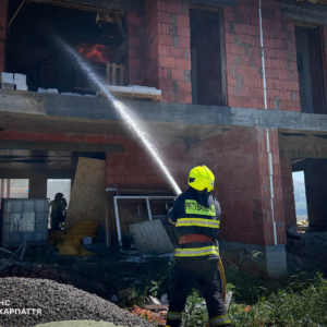 Пожежа в Оноківцях: недобудований будинок ледь не згорів через займання даху