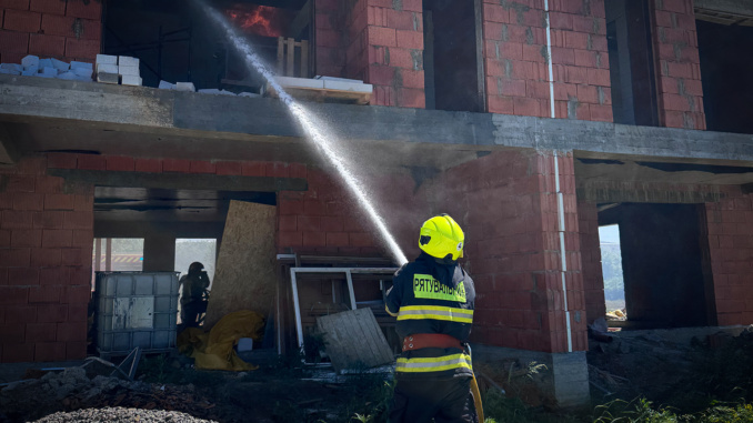 Пожежа в Оноківцях: недобудований будинок ледь не згорів через займання даху