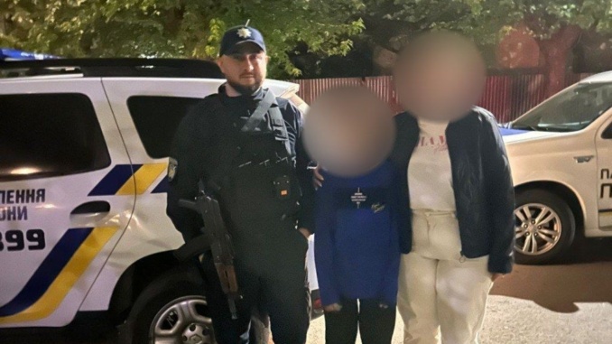 В Ужгороді поліцейські охорони оперативно відшукали дитину, про зникнення якої повідомив батько. На щастя, хлопчик був неушкоджений, а його життю та здоров’ю нічого не загрожувало.