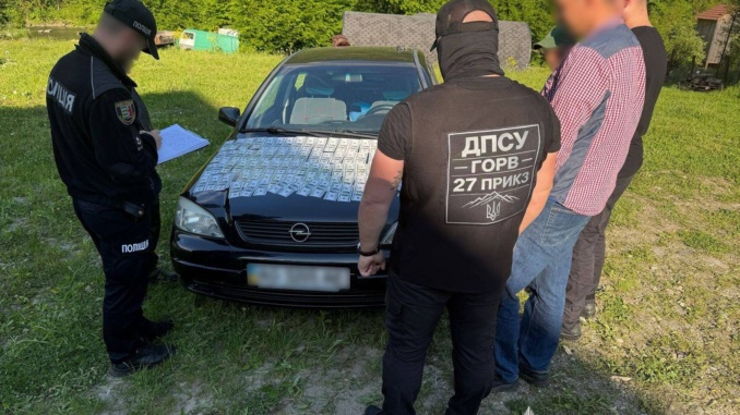 На Рахівщині викрили переправника: чоловіка затримали під час отримання 10 тисяч доларів