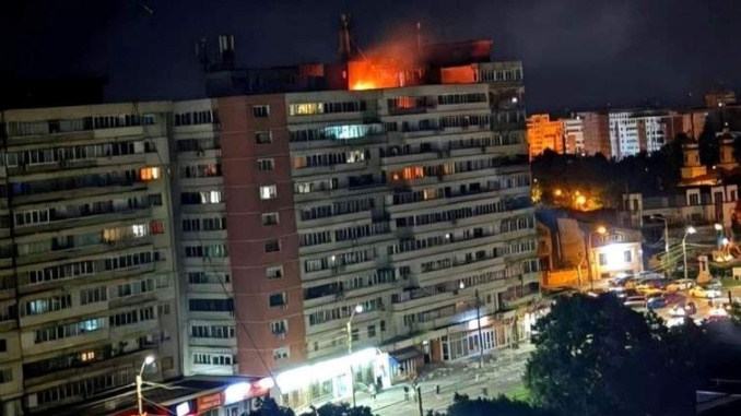 Російський дрон влучив у багатоповерхівку в Румунії: спалахнула пожежа, є постраждалі
