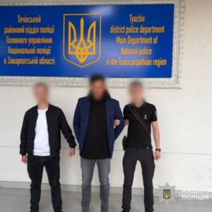 У Тячеві чоловік наїхав автомобілем на поліцейського під час перевірки документів