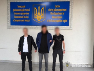 У Тячеві чоловік наїхав автомобілем на поліцейського під час перевірки документів