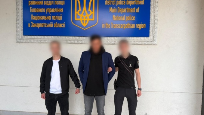 У Тячеві чоловік наїхав автомобілем на поліцейського під час перевірки документів