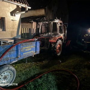 На Берегівщині загорівся трактор: сусідка вчасно помітила пожежу