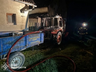 На Берегівщині загорівся трактор: сусідка вчасно помітила пожежу