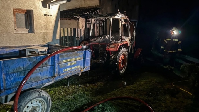 На Берегівщині загорівся трактор: сусідка вчасно помітила пожежу