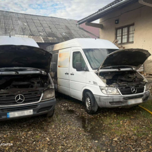 У Виноградові загорілися два мікроавтобуси: рятувальники оперативно ліквідували пожежу