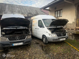 У Виноградові загорілися два мікроавтобуси: рятувальники оперативно ліквідували пожежу