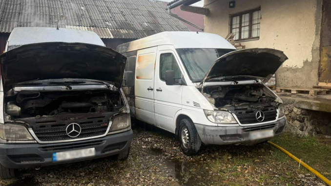 У Виноградові загорілися два мікроавтобуси: рятувальники оперативно ліквідували пожежу
