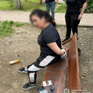 За даними слідства, 37-річна жінка реалізовувала метамфетамін місцевим мешканцям, а свої оборудки проводила безпосередньо в під’їздах багатоповерхових будинків.