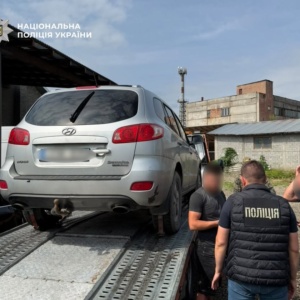 На Закарпатті затримали підприємця за підозрою у продажі гуманітарних авто для ЗСУ