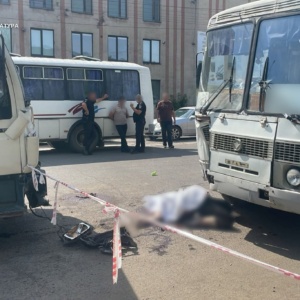 Трагічна дорожньо-транспортна пригода сталася вдень 10 червня у Виноградові. Внаслідок аварії загинули двоє людей, ще троє постраждалих опинилися в лікарні