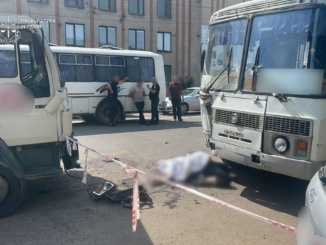 Трагічна дорожньо-транспортна пригода сталася вдень 10 червня у Виноградові. Внаслідок аварії загинули двоє людей, ще троє постраждалих опинилися в лікарні
