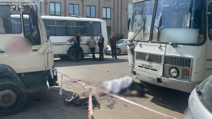 Трагічна дорожньо-транспортна пригода сталася вдень 10 червня у Виноградові. Внаслідок аварії загинули двоє людей, ще троє постраждалих опинилися в лікарні