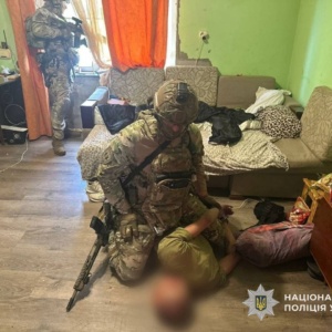 В Ужгороді правоохоронці провели спецоперацію із визволення 31-річної жінки та її 5-річної доньки, яких проти їхньої волі утримував озброєний чоловік