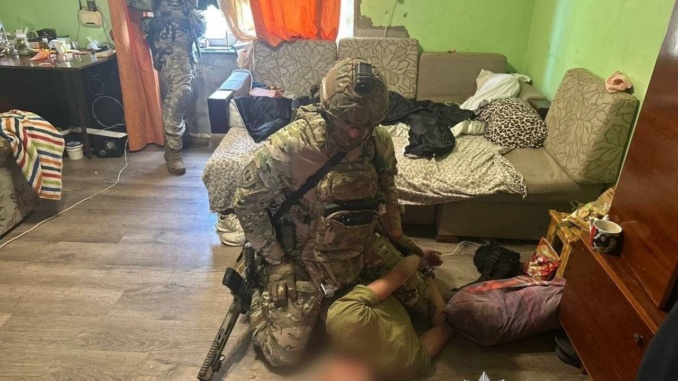 В Ужгороді правоохоронці провели спецоперацію із визволення 31-річної жінки та її 5-річної доньки, яких проти їхньої волі утримував озброєний чоловік