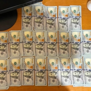 Майже мільйон гривень у незадекларованій валюті: на Закарпатті митники вилучили понад 21 тисячу доларів