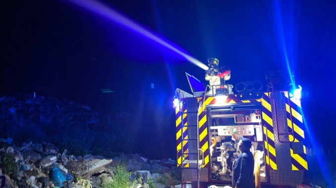 У Рахові вночі горіло сміттєзвалище: пожежу ліквідували за три години