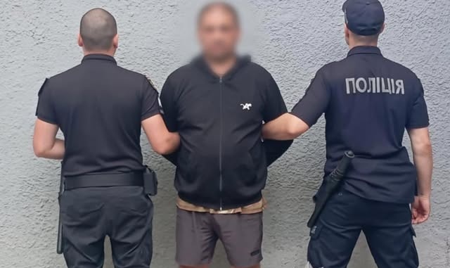 У Хусті чоловік погрожував підірвати гранату разом із родиною: поліція вилучила боєприпас