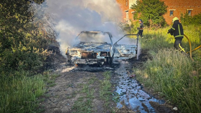 У селі Ільниця Хустського району ввечері 14 червня спалахнув легковий автомобіль ВАЗ-21093. На момент прибуття рятувальників транспортний засіб уже був охоплений полум’ям