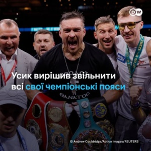 Олександр Усик оголосив про відмову від чемпіонських титулів