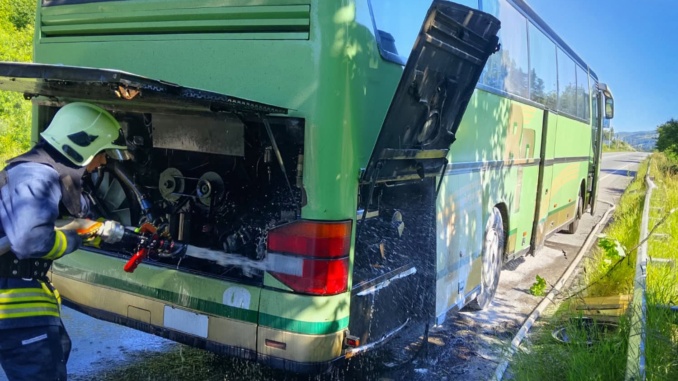 На Мукачівщині під час руху загорівся рейсовий автобус: рятувальники оперативно загасили пожежу