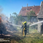 У Хустському районі горіла господарська споруда: рятувальники не дали вогню перекинутися на житловий будинок