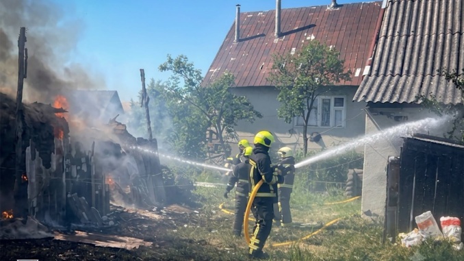 У Хустському районі горіла господарська споруда: рятувальники не дали вогню перекинутися на житловий будинок