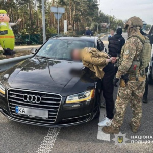 Суд виніс вирок уродженцю Хмельниччини, який ошукав матір загиблого військовослужбовця на понад 6,6 мільйона гривень державної допомоги. Чоловіка засудили до 8 років позбавлення волі з конфіскацією майна.