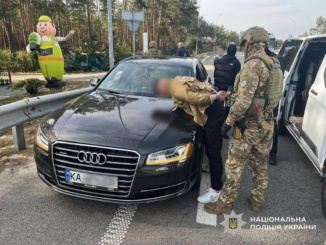 Суд виніс вирок уродженцю Хмельниччини, який ошукав матір загиблого військовослужбовця на понад 6,6 мільйона гривень державної допомоги. Чоловіка засудили до 8 років позбавлення волі з конфіскацією майна.