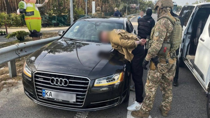 Суд виніс вирок уродженцю Хмельниччини, який ошукав матір загиблого військовослужбовця на понад 6,6 мільйона гривень державної допомоги. Чоловіка засудили до 8 років позбавлення волі з конфіскацією майна.
