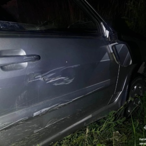 У передмісті Ужгорода патрульні поліцейські притягнули до відповідальності водія, який, перебуваючи у стані сильного алкогольного сп'яніння, скоїв дорожньо-транспортну пригоду.